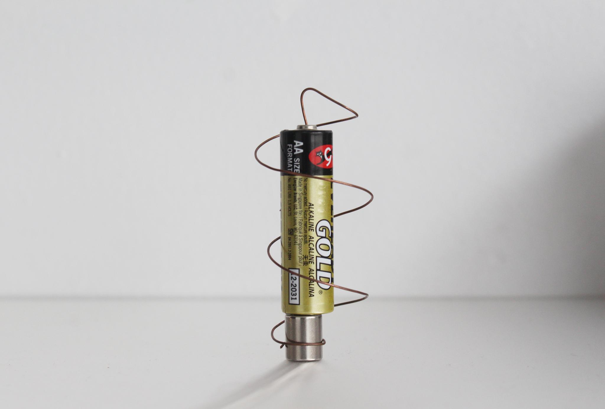 Homopolar motor: Battery, Neodymium magnet, copper wire